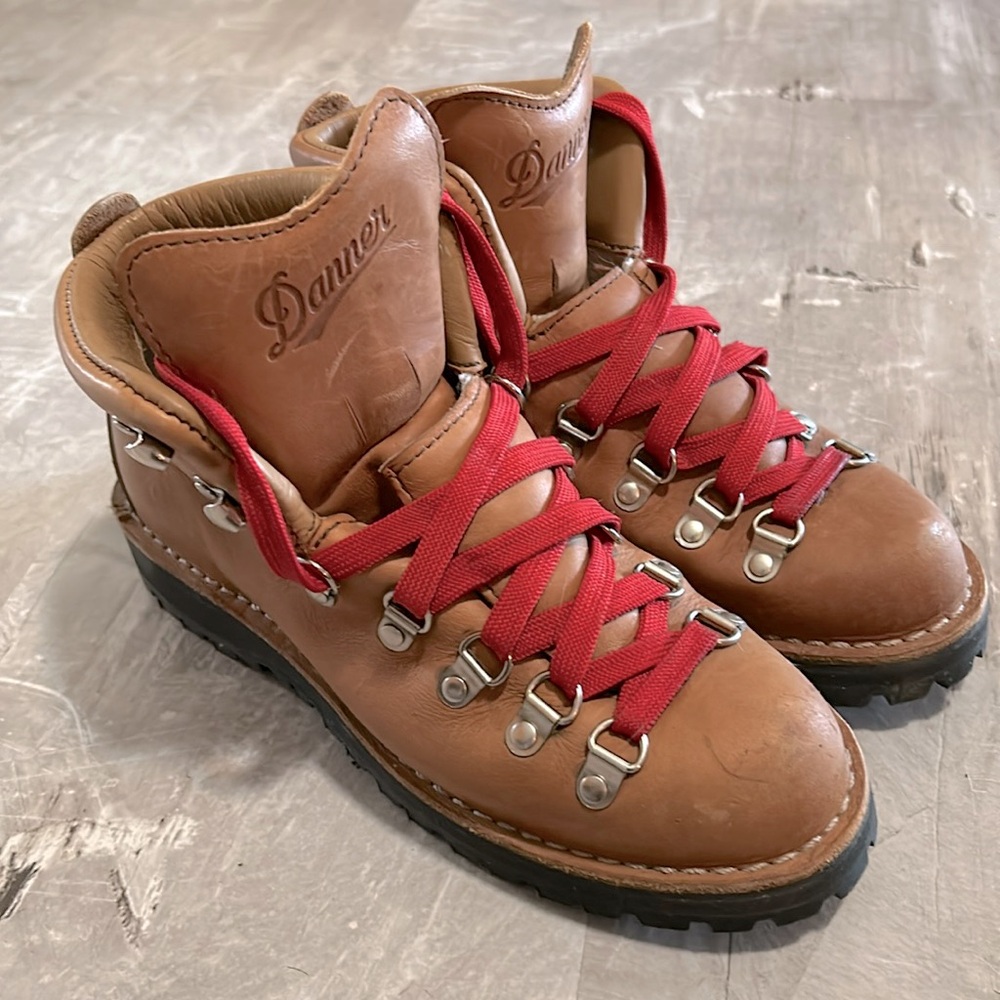 Danner Mountain LT Cascade Tan Leather Boots with Red Laces